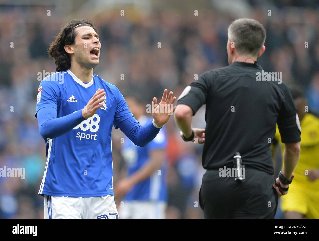 La Jota di Birmingham City (a sinistra) si rimonera con il Referee Darren Bond Foto Stock