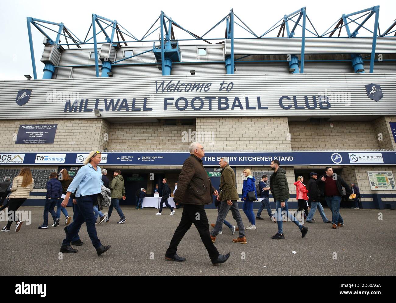 I tifosi fuori dallo stadio, davanti alla partita di calcio del Millwall's e del Bristol City's Sky Bet Championship, al Den, nel sud di Londra Foto Stock