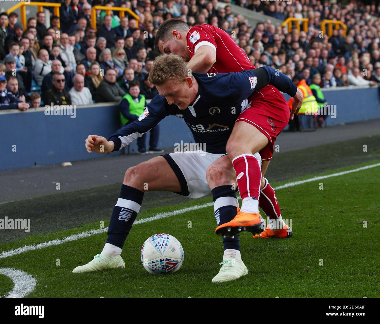 George Saville di Millwall (a sinistra) e Joe Bryan di Bristol City si battono per la palla, durante la partita di football del campionato Sky Bet al Den, a sud di Londra Foto Stock