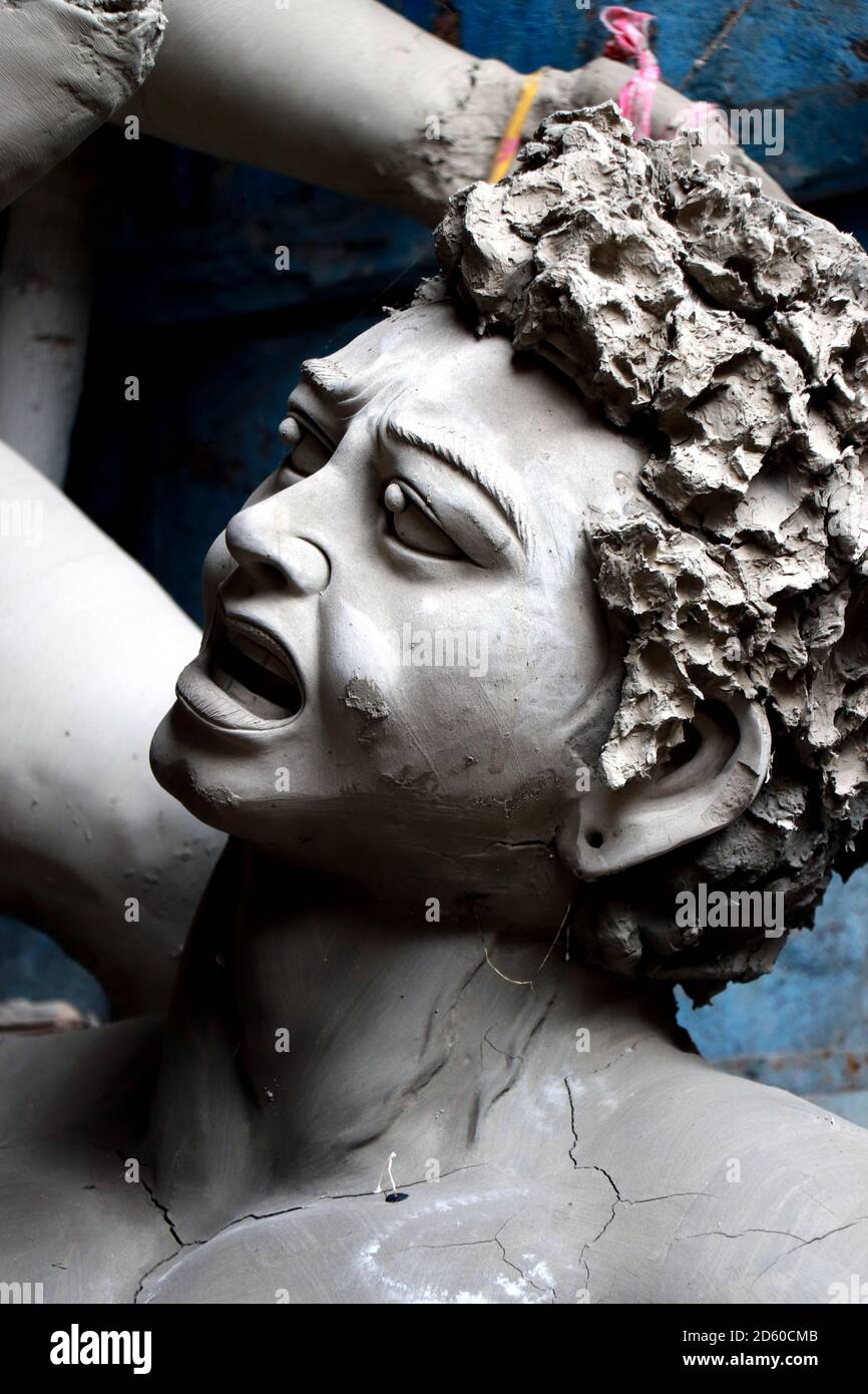 Il ritratto è quello di Mahisasur Idol che è in corso di preparazione a Kumartuli a Kolkata, Bengala Occidentale, India. Mahisasur che era un diavolo. Foto Stock