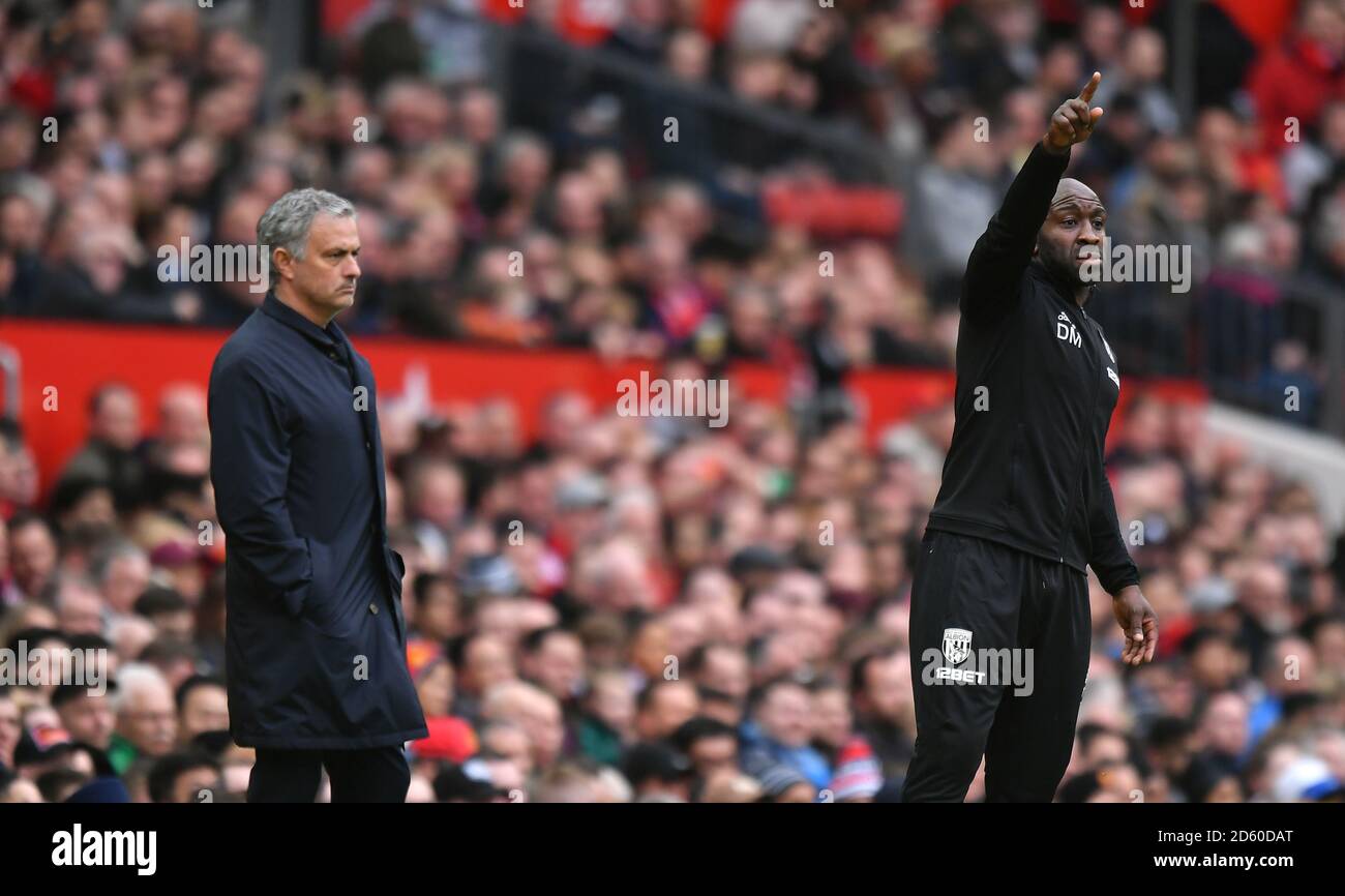 Il manager del Manchester United Jose Mourinho (a sinistra) e West Brom Albion Direttore del custode Darren Moore Foto Stock