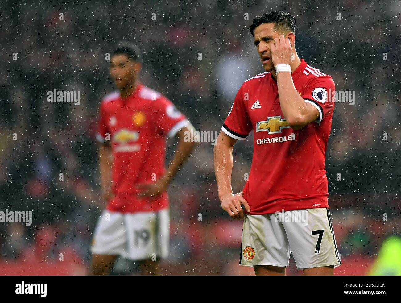 Alexis Sanchez (a destra) di Manchester United che guarda in disparte Foto Stock