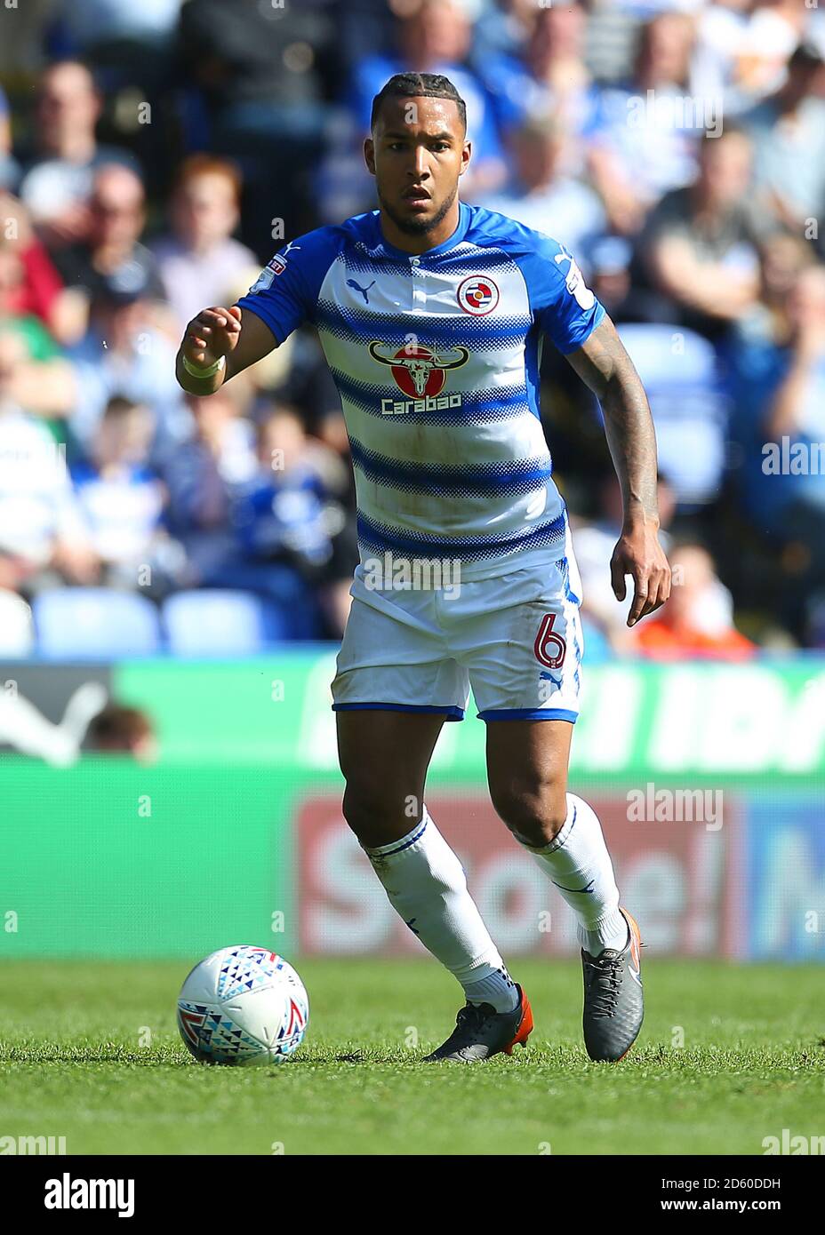 Reading's Liam Moore sulla palla Foto Stock