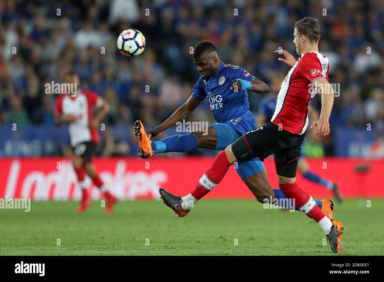 Keelhi Iheanacho di Leicester City (a sinistra) e la battaglia Jan Bednarek di Southampton per la sfera Foto Stock