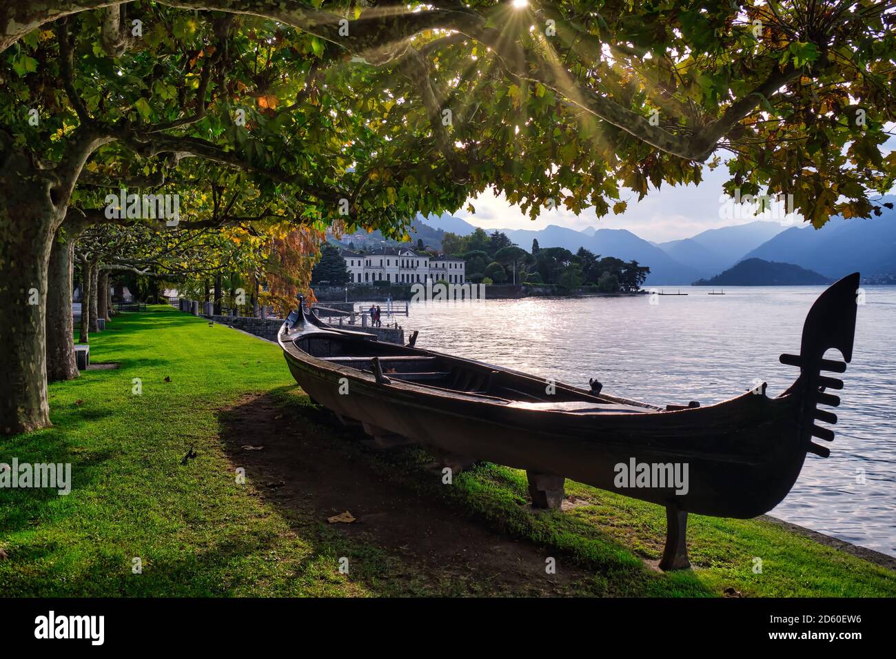 Tipica imbarcazione lombarda esposta nei giardini di Villa Melzi, Bellagio, Lago di Como, Italia Foto Stock