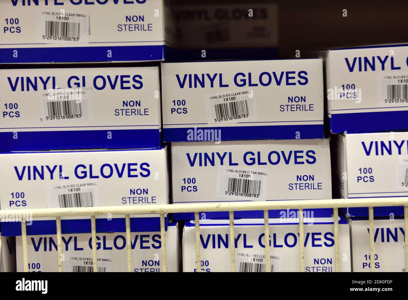 Scatole di guanti in vinile monouso, spesso utilizzati come protezione da coronavirus, ma anche in molti altri lavori Foto Stock