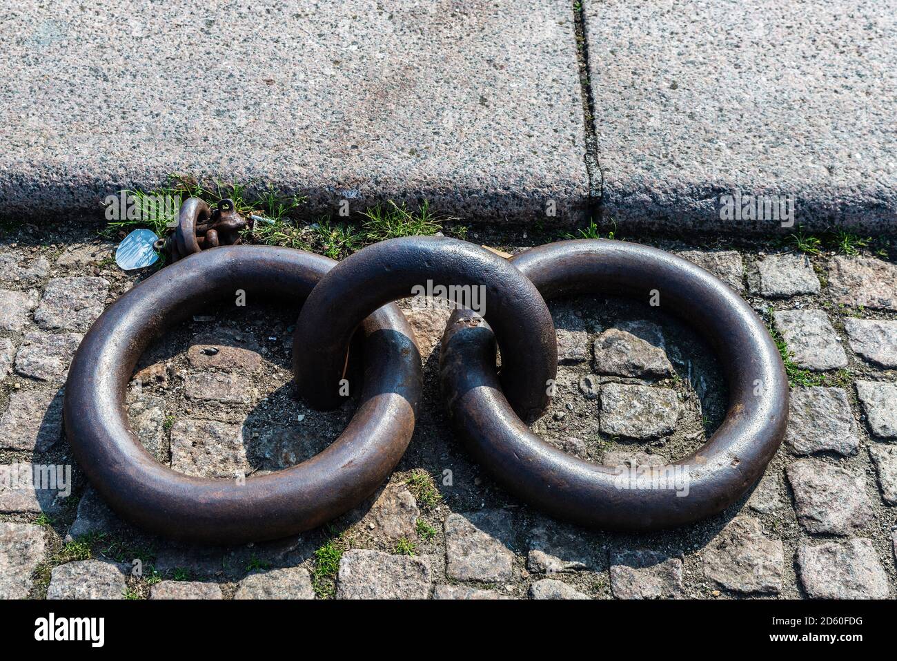 Vecchio fossato di metallo arrugginito nel porto di Copenhagen, Danimarca come sfondo Foto Stock