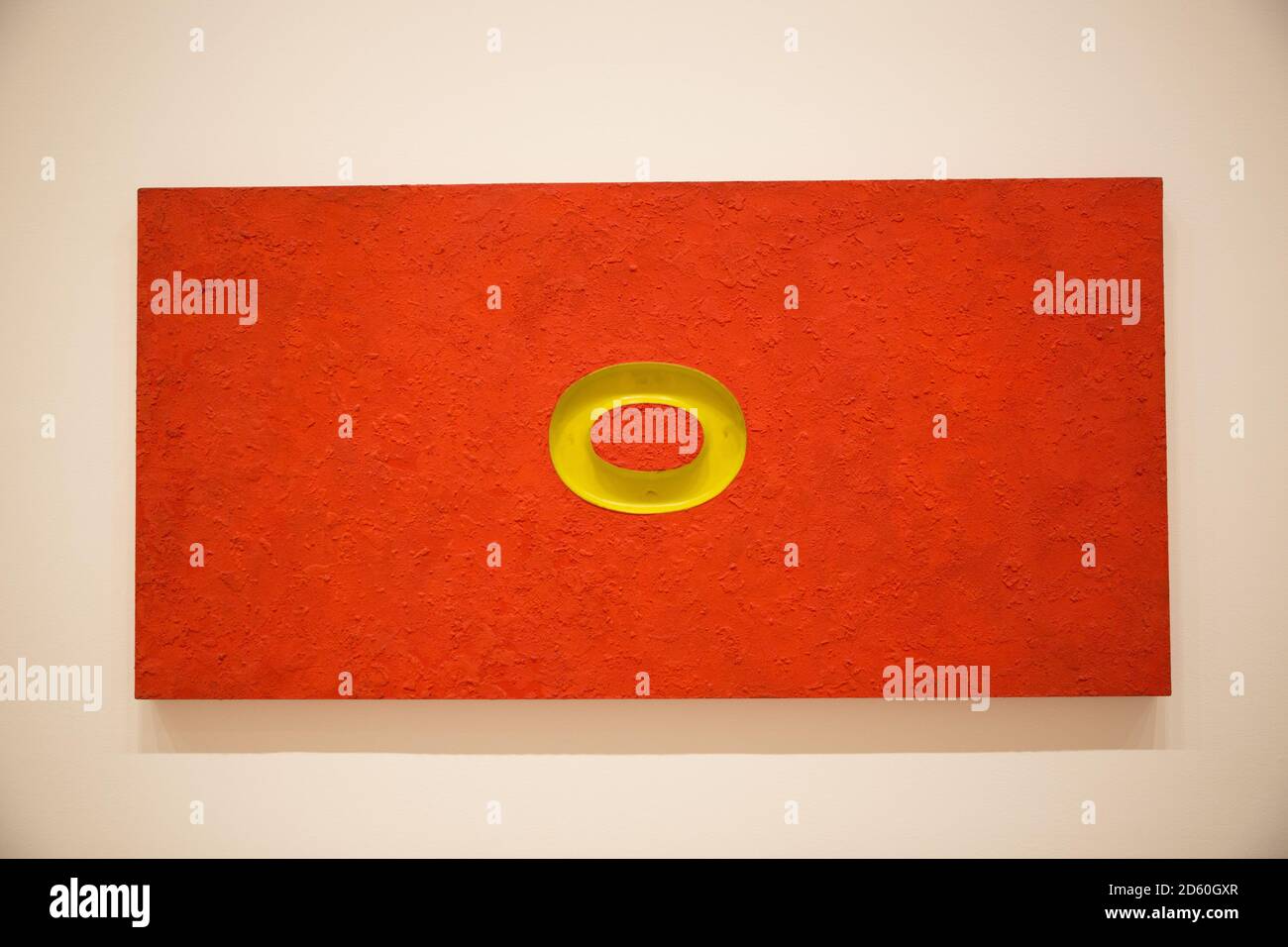 Donald Judd (1928-1994) mostra al Museo di Arte moderna di New York City. Donald Clarence Judd era un artista americano associato al minimalismo. Nella sua opera, Judd cercò autonomia e chiarezza per l'oggetto costruito e per lo spazio da esso creato, Foto Stock