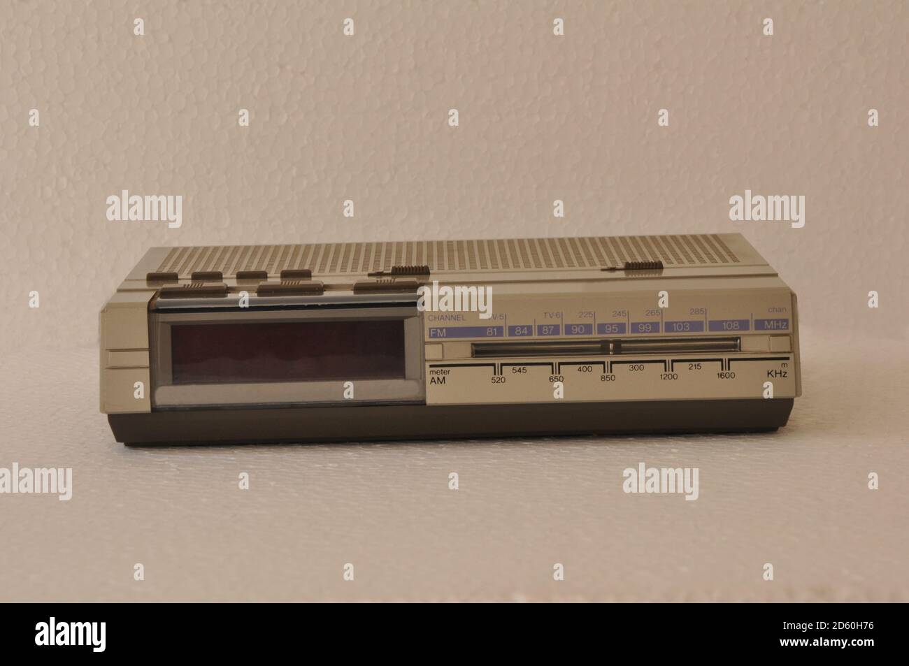 Retro, radio, radiosveglia digitale per uso domestico, con banda radio AM fm in color argento, Brasile, Sud America Foto Stock