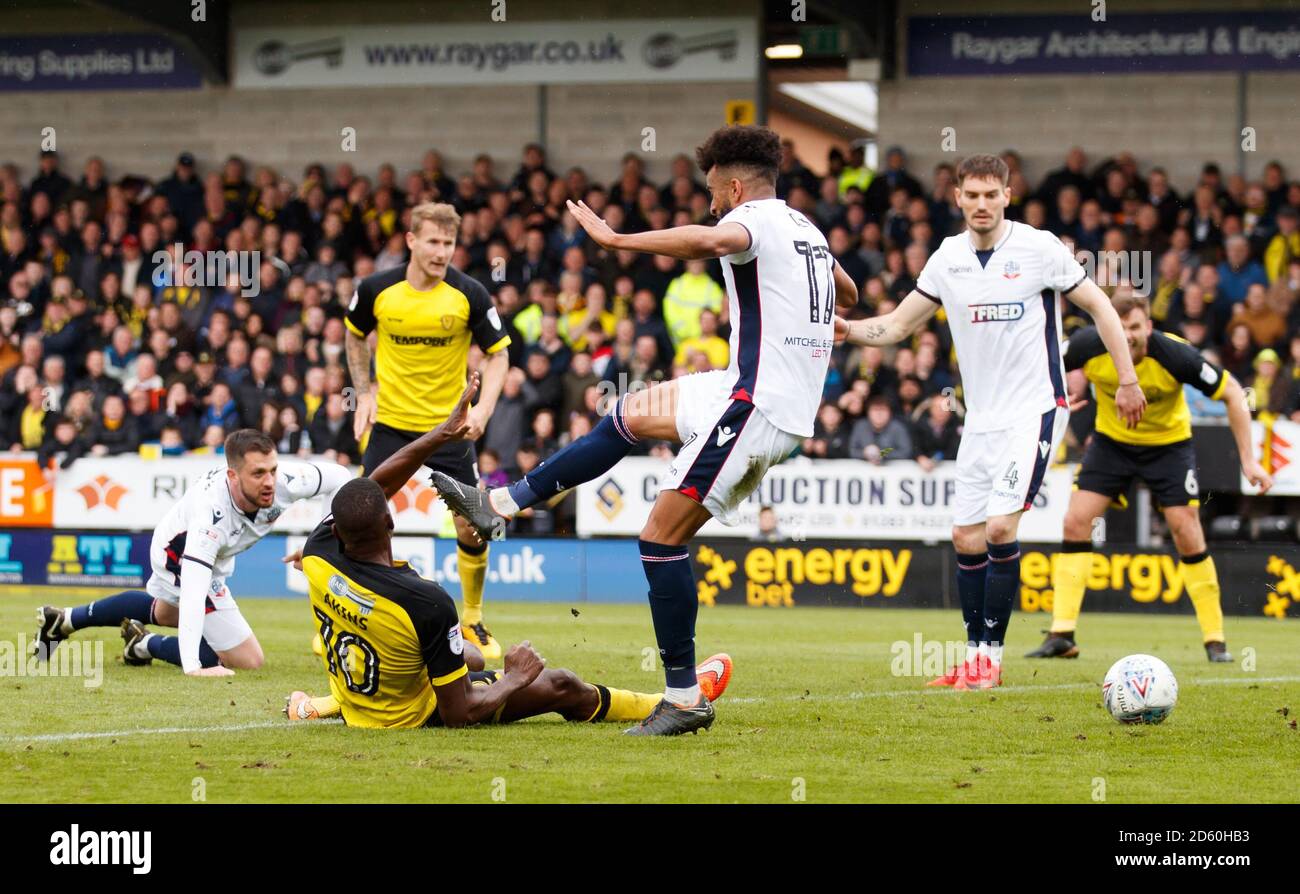 Lucas Akins di Burton Albion segna il secondo obiettivo del suo fianco il gioco Foto Stock