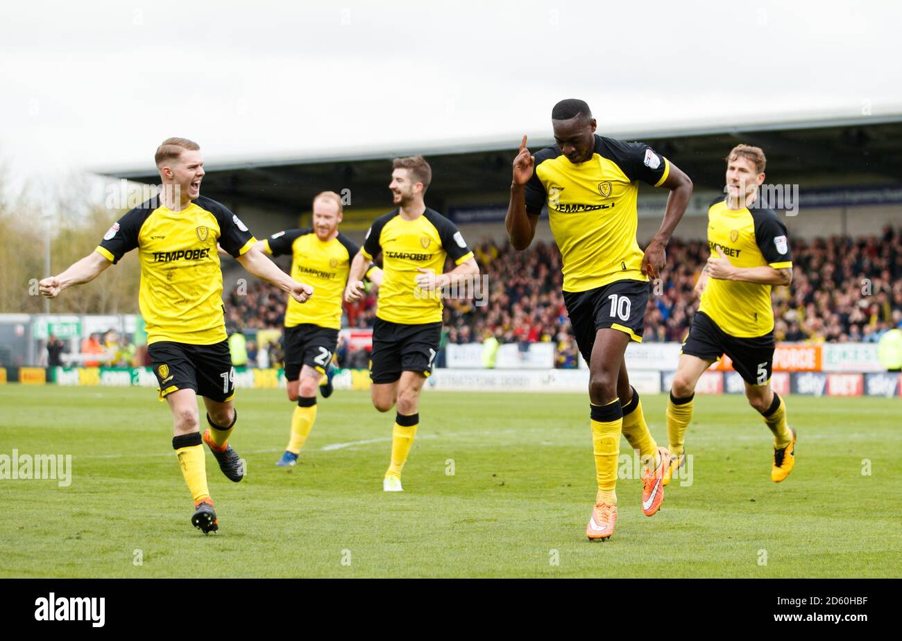 Lucas Akins di Burton Albion celebra il secondo gol del suo fianco del gioco Foto Stock