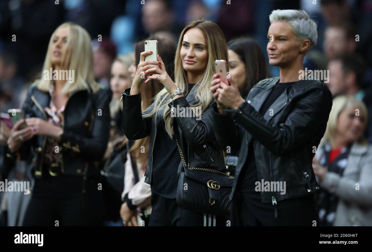 Le mogli e le fidanzate dei giocatori di Aston Villa scattano foto come giocatori Passeggiata intorno a Villa Park Foto Stock