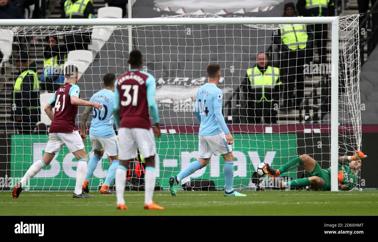 Aaron Cresswell di West Ham United segna il primo gol della sua parte del gioco Foto Stock