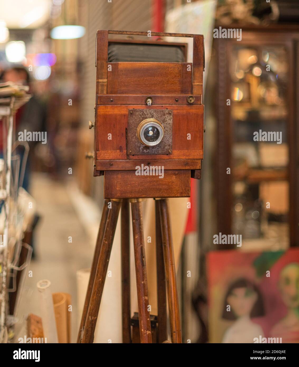 Vecchia fotocamera a soffietto in una passeggiata antica Foto Stock