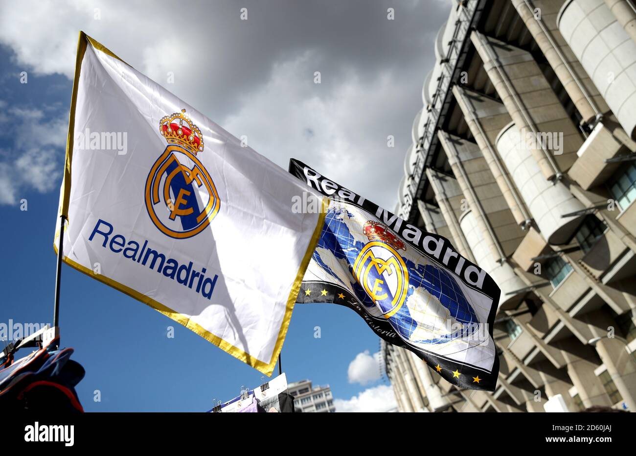 Una vista generale delle bandiere del Real Madrid esposte all'esterno i terreni dello stadio Foto Stock