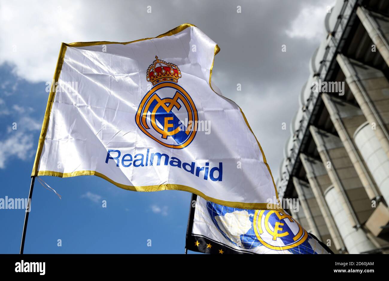 Una vista generale delle bandiere del Real Madrid esposte all'esterno i terreni dello stadio Foto Stock