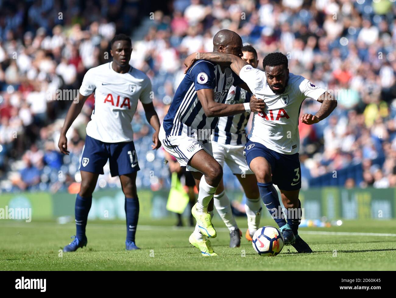 Allan Nyom di West Bromwich Albion (a sinistra) e Danny di Tottenham Hotspur Rosa battaglia per la palla Foto Stock