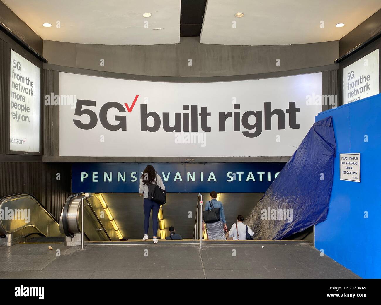 Aziende che spingono le reti 5G di nuova generazione. Pubblicità all'ingresso della Penn Station a New York City. Foto Stock