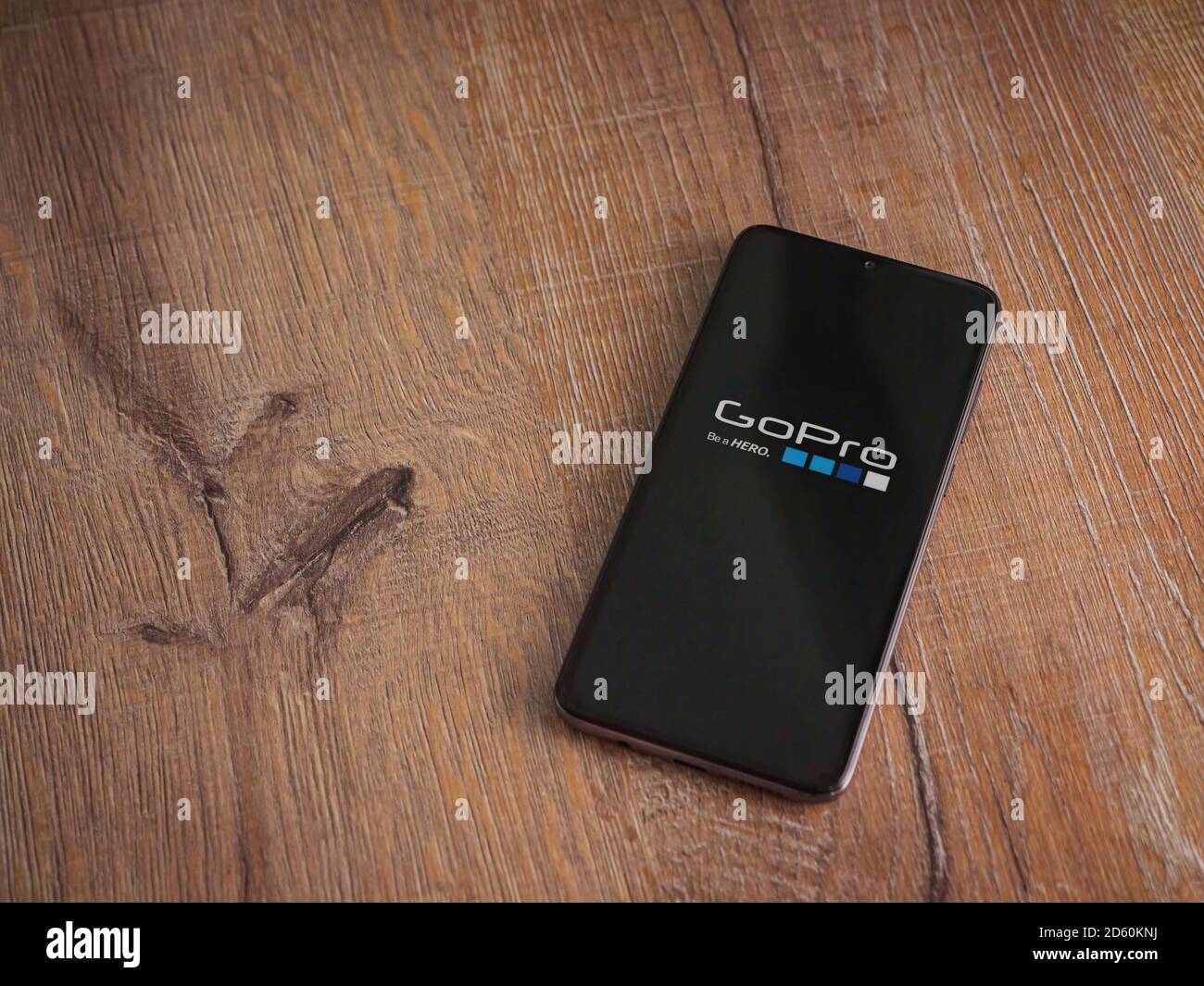 LOD, Israele - 8 luglio 2020: GoPro - Video Editor e Movie Maker schermo di lancio dell'app con logo sul display di uno smartphone nero su bac in legno Foto Stock