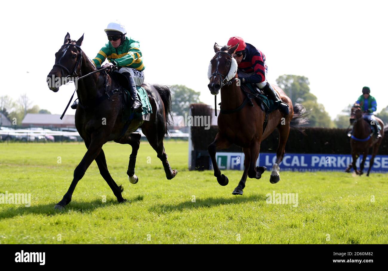 Easy Street guidata dal jockey Richie McLernon vince il Qatar Airways Handicap Chase durante il Kids Carnival Day del Qatar Airways May Racing Carnival all'ippodromo di Warwick. Foto Stock