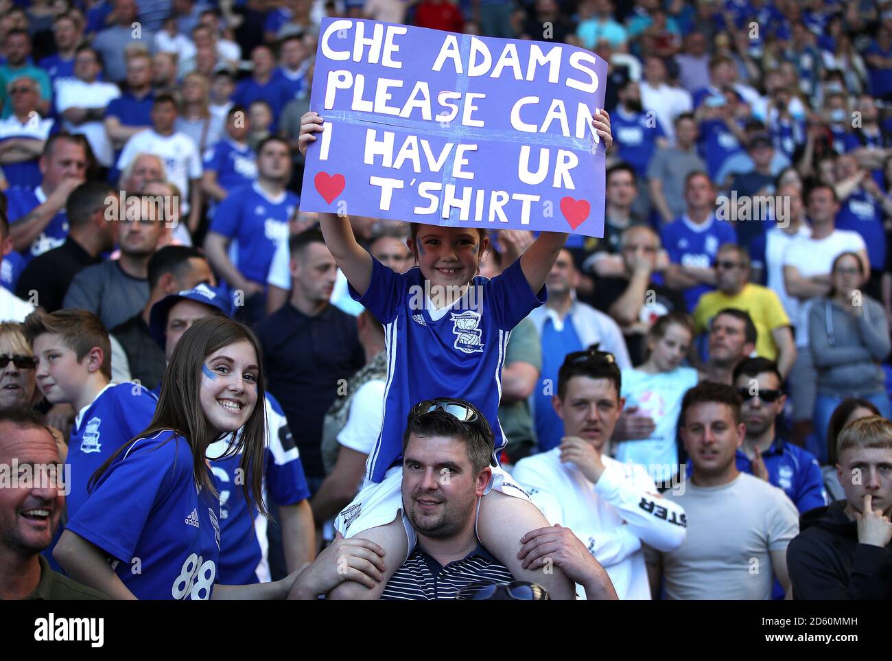 I fan di Birmingham hanno un cartello con su scritto 'che Adams Per favore posso avere la vostra camicia 'nei supporti durante la partita Foto Stock