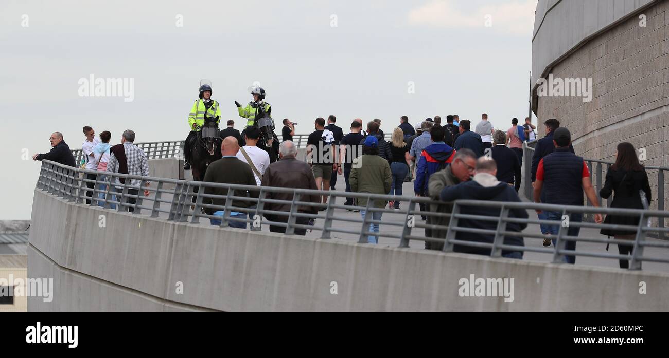 I tifosi fanno la loro strada per il gioco tra Tottenham Hotspur E Newcastle United Foto Stock