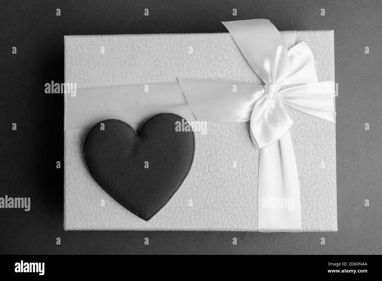 Studio shot di scatola regalo contro uno sfondo grigio Foto Stock