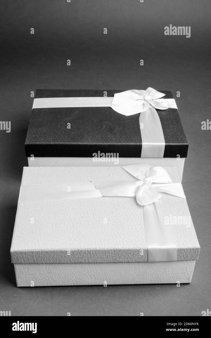 Studio shot di due confezioni regalo contro uno sfondo grigio Foto Stock