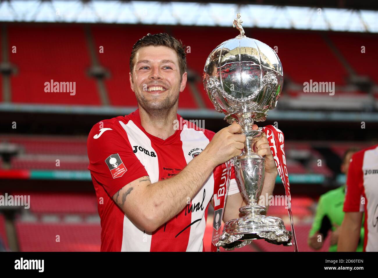 Andy Brown di Brackley Town solleva il Buildbase fa Trophy Foto Stock