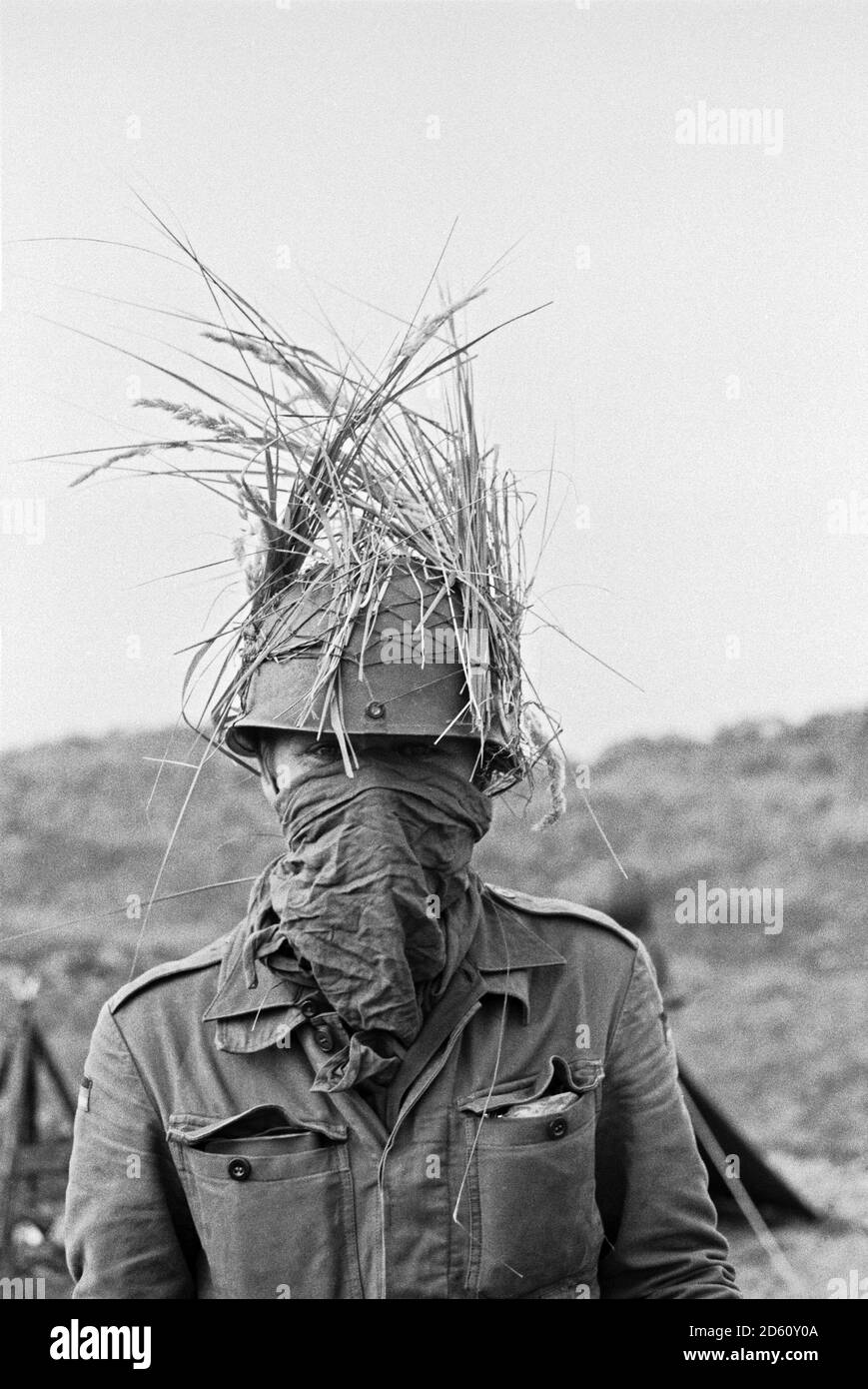 Soldato della marina tedesca durante una manovra, settembre 1981, Isola di Borkum, bassa Sassonia, Germania Foto Stock