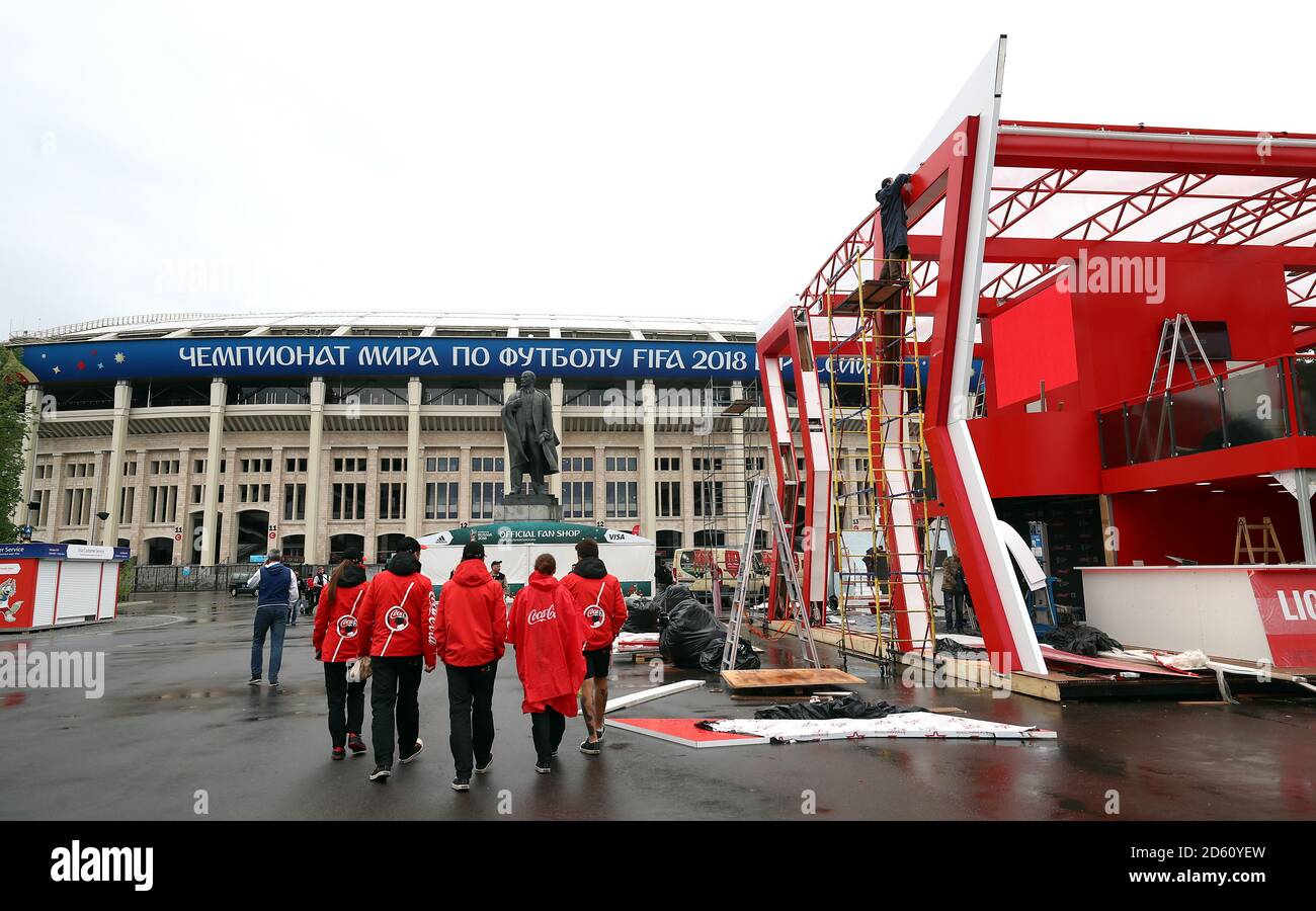 Vista generale della preparazione della zona dei tifosi allo stadio Luzhniki prima dell'apertura della Coppa del mondo FIFA 2018 a Mosca, in Russia Foto Stock