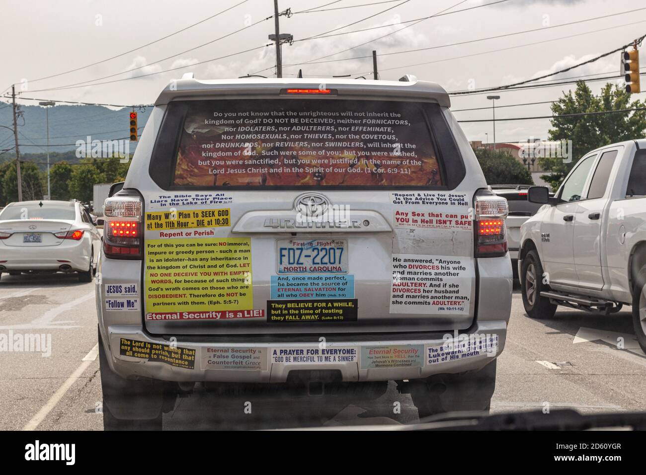 Un estremista religioso ha adesivi paraurti sulla sua auto. Foto Stock