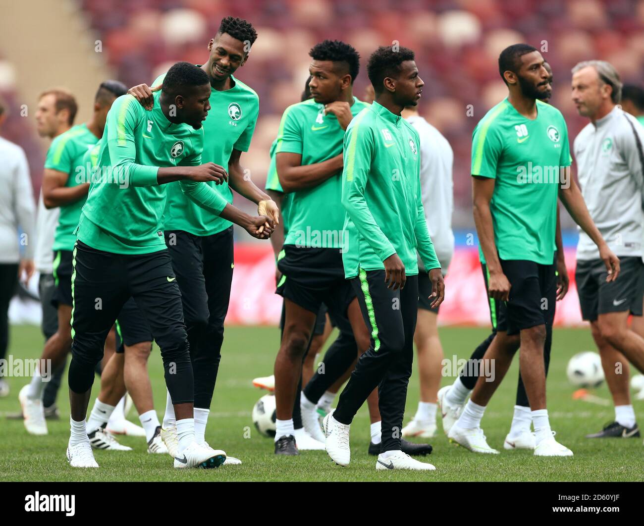 L'Abdullah Alkhaibari dell'Arabia Saudita (a sinistra) condivide uno scherzo durante l'allenamento All'interno dello stadio Luzhniki di Mosca Foto Stock