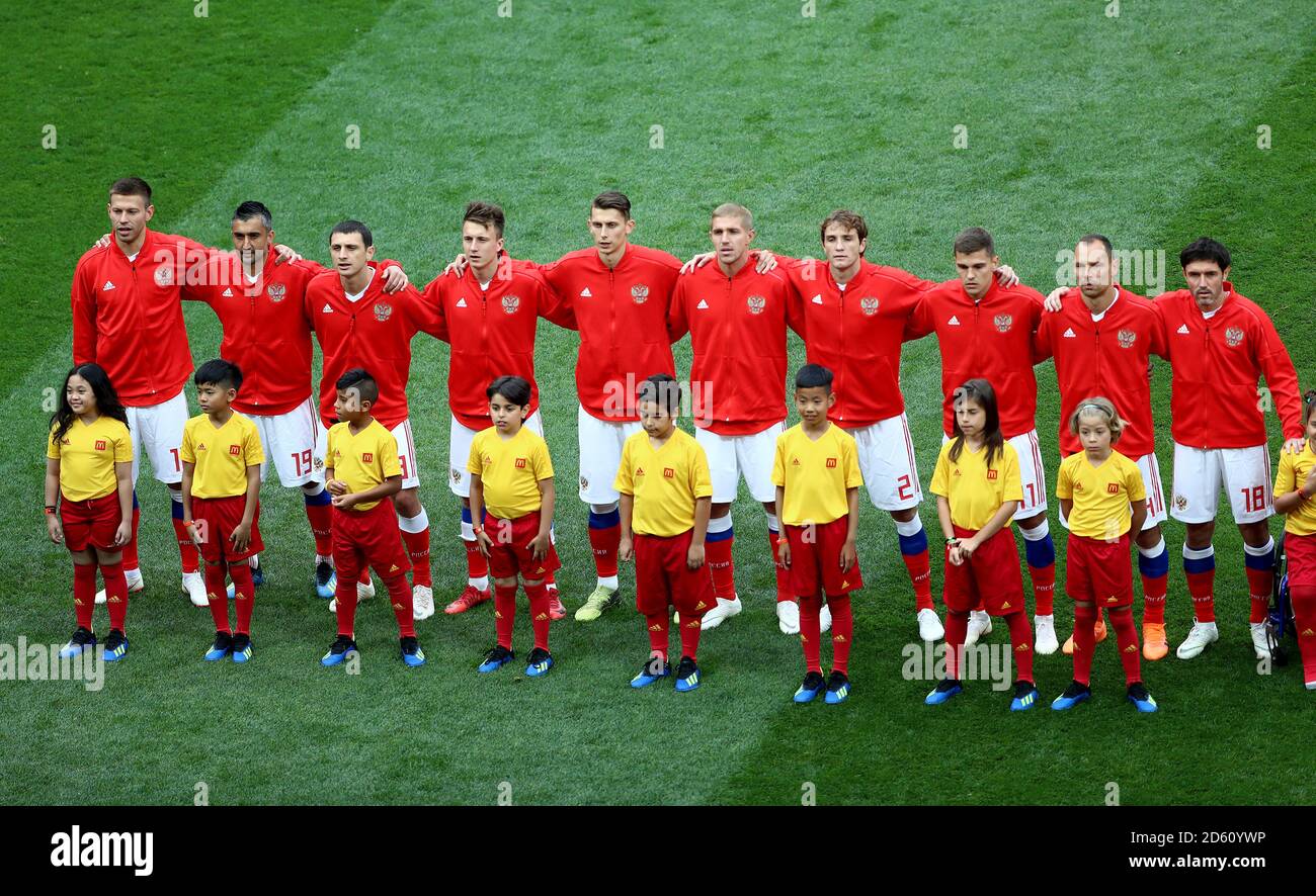 Fyodor Smolov (da sinistra a destra), Aleksandr Samedov, Alan Dzagoev, Ilya Kutepov, Aleksandr Golovin, Yury Gazinsky, Mario Fernandes, Roman Zobnin, Sergei Ignashevich, Yuri Zhirkov (a destra) durante l'inno nazionale Foto Stock