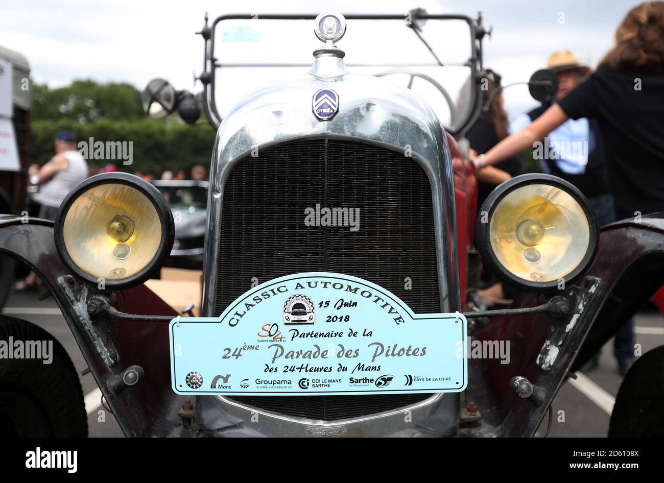 I piloti sfilano per le strade di le Mans Foto Stock