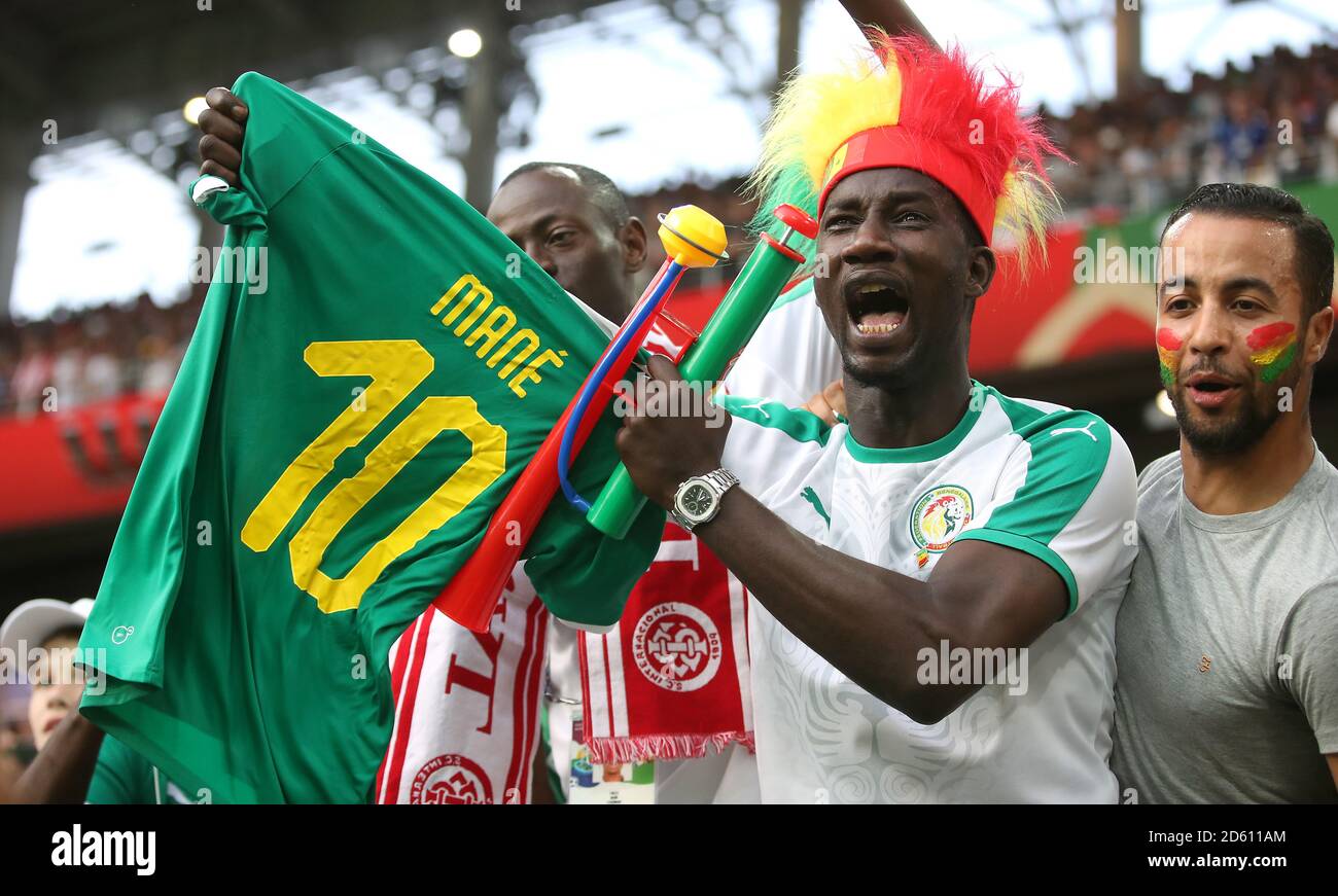 Il fan del Senegal festeggia dopo aver ottenuto la camicia di Sadio Mane  dopo il fischio finale Foto stock - Alamy