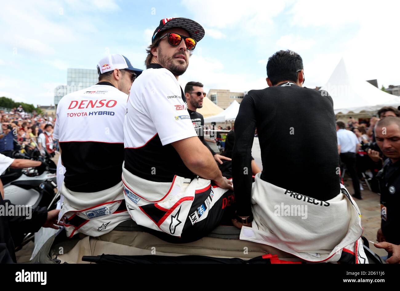 Fernando Alonso durante la sfilata dei piloti a le Mans Foto Stock