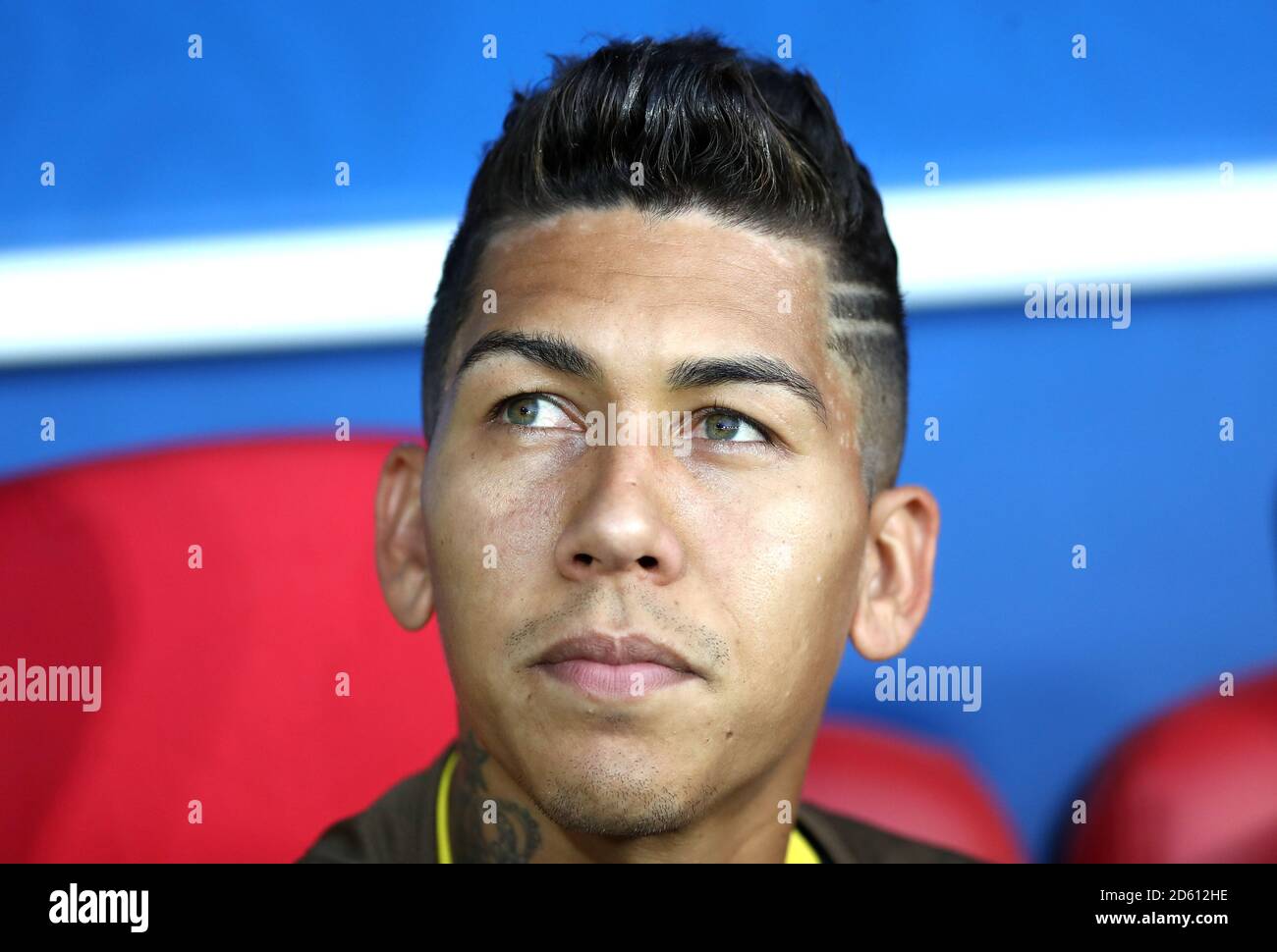 Il brasiliano Roberto Firmino si siede sulla panchina Foto Stock