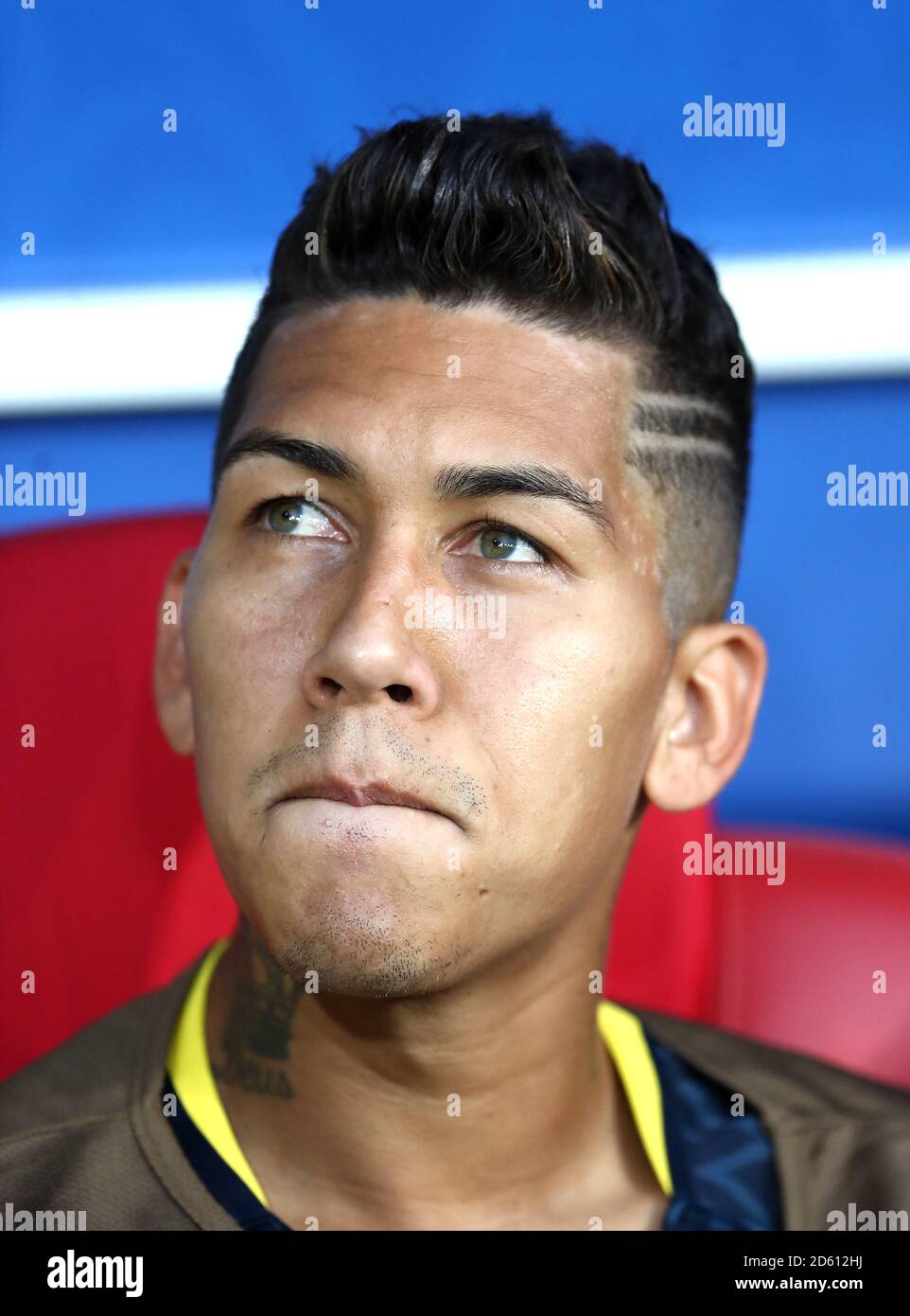 Il brasiliano Roberto Firmino si siede sulla panchina Foto Stock