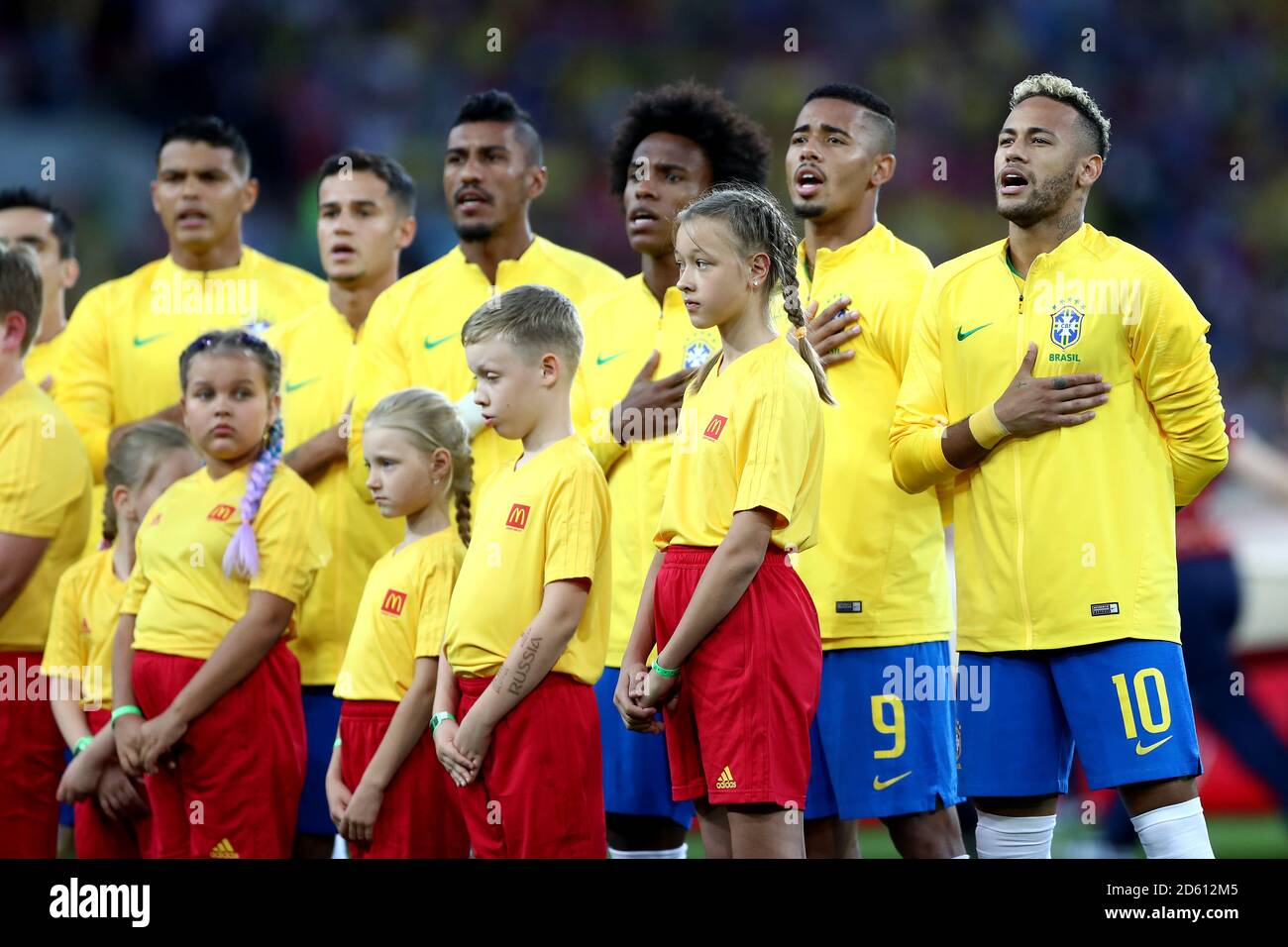 Il brasiliano Willian (centro), Gabriel Jesus e Neymar cantano l'inno nazionale prima della partita Foto Stock