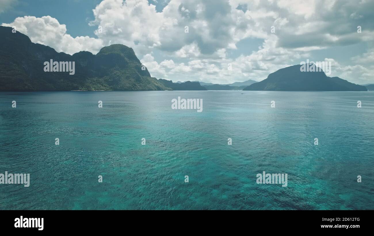 Panorama marino con vista aerea delle isole tropiche. Vela a vela solitaria a paesaggi marini. Serene acque blu con isolette montane di El Nido, Filippine, Asia. Scatto con drone cinematografico Foto Stock