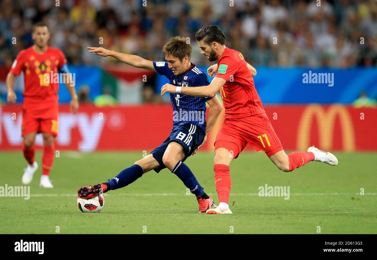 La battaglia giapponese di Genki Haraguchi (a sinistra) e quella belga di Yannick Carasco (a destra) per la sfera Foto Stock