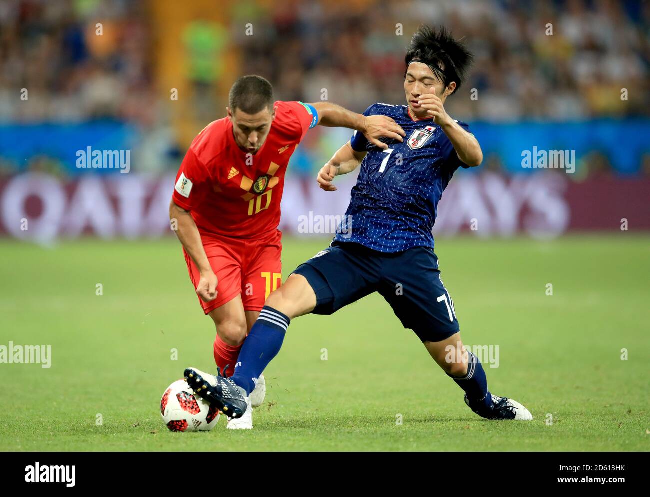 Giappone Gaku Shibasaki (destra) e Belgio Eden Hazard (sinistra) battaglia per la sfera Foto Stock