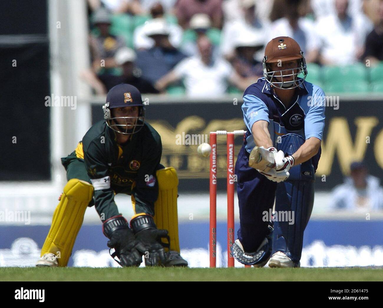 Il reverse Surrey Brown Cap's Jon Batty spazza James Middlebrook durante la loro partita venti20 al Brit Oval, 1 luglio 2006. Foto Stock