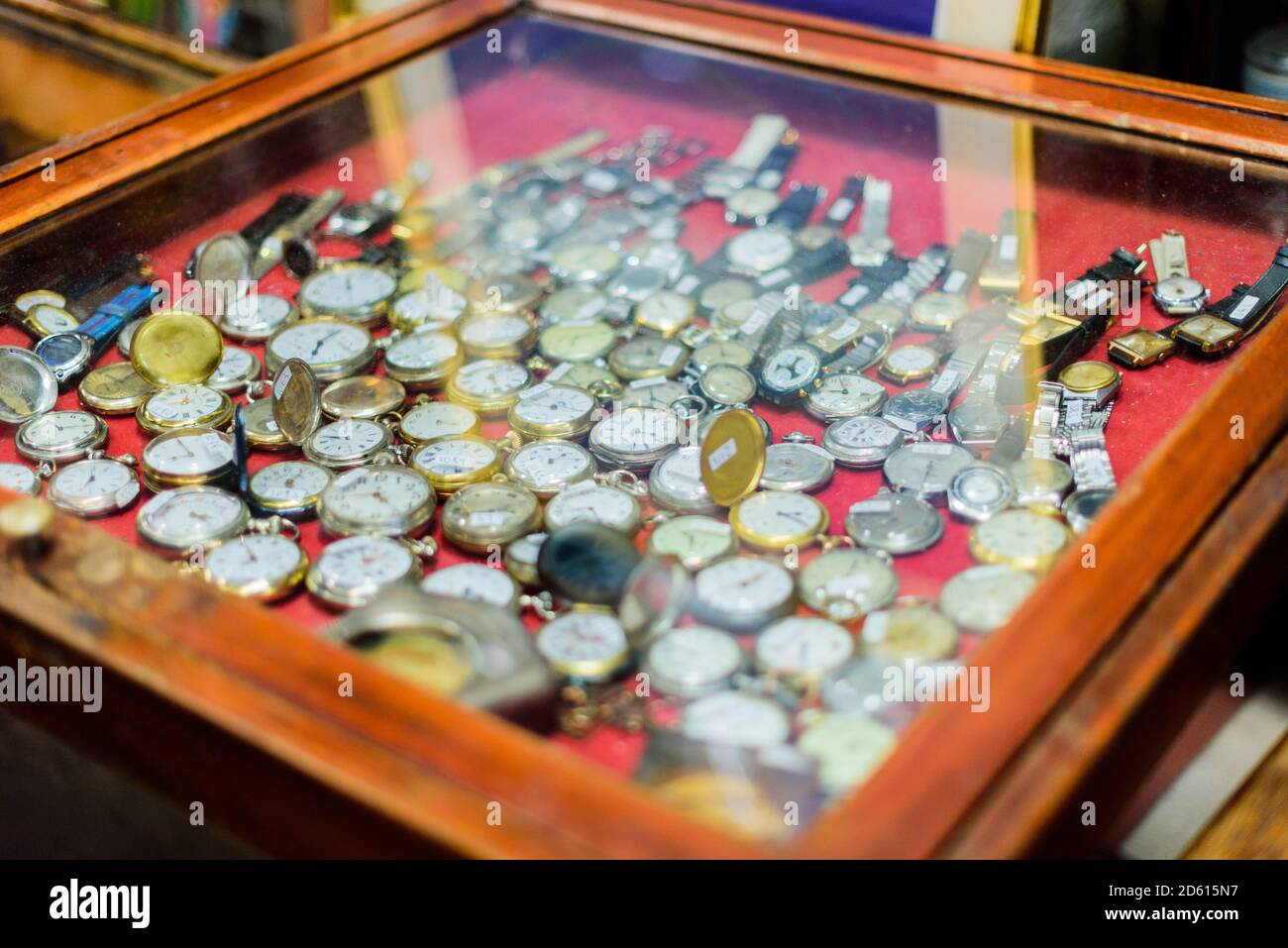 vendita di vecchi orologi in galleria Foto Stock