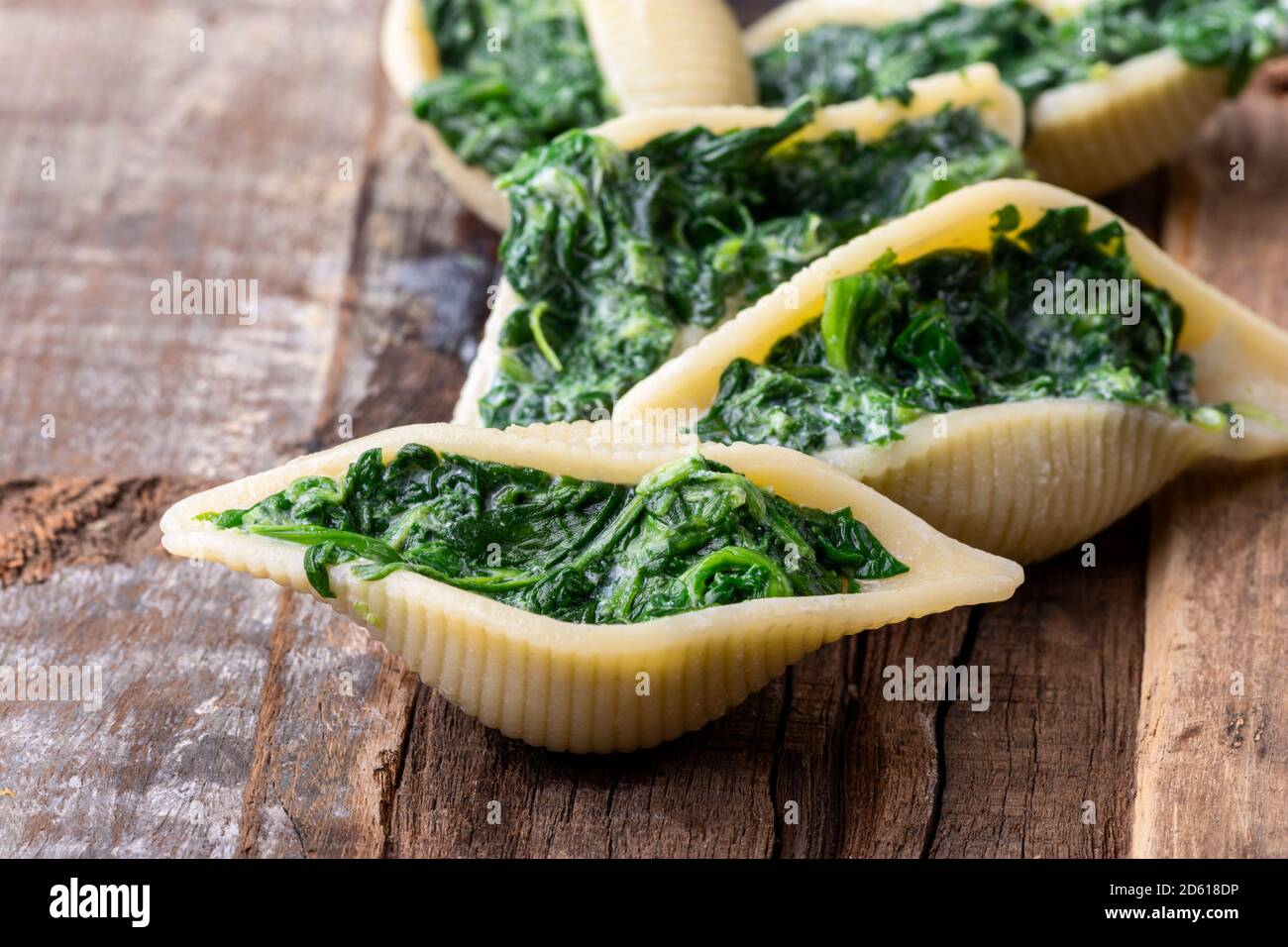 pasta italiana al conchiglino farcita con spinaci Foto Stock