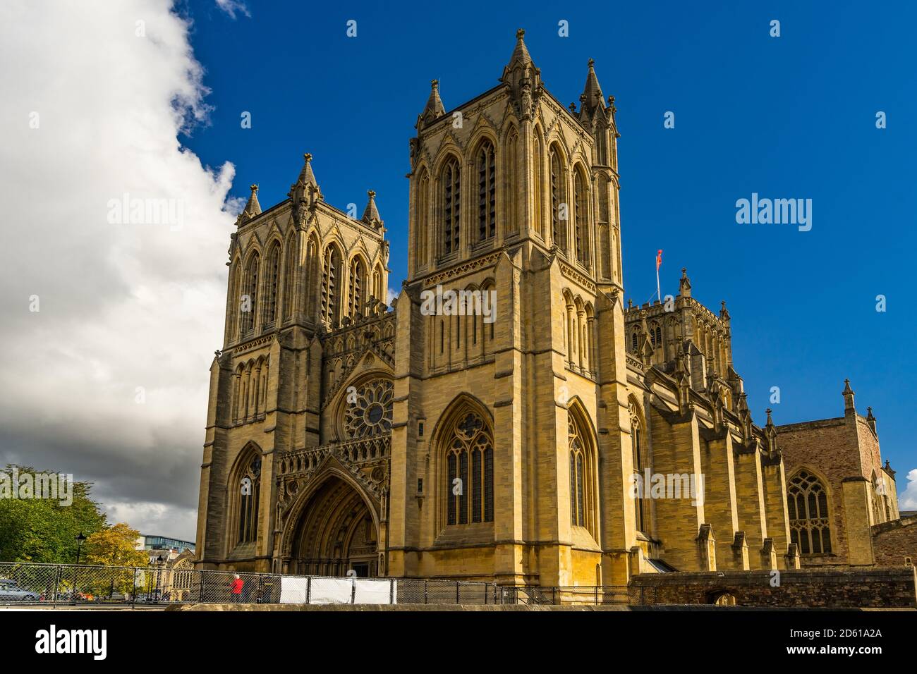 Scenic low angle shot della Cattedrale Chiesa del Santo e indivisa Trinità a Bristol, Inghilterra Foto Stock
