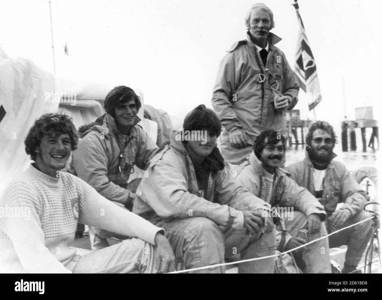 SKIPPER DI BUBBLEGUM IAN FYFE E IL SUO EQUIPAGGIO ALLA FINE DELLA GARA MONDIALE DI YACHT 1981. Foto Stock