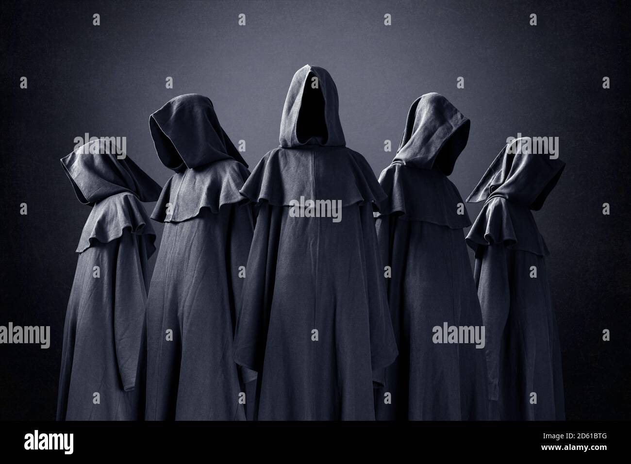 Il gruppo di cinque cifre spaventose in incappucciati mantelli nel buio Foto Stock