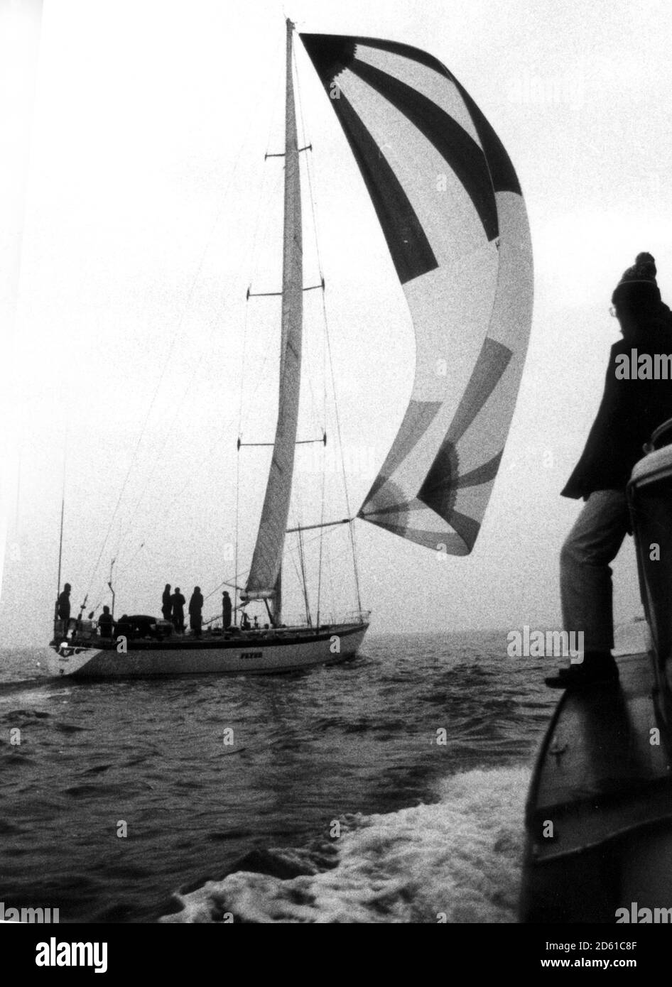 FLYER SI AVVICINA ALLA LINEA DI ARRIVO A PORTSMOUTH PER VINCERE LA GARA MONDIALE DI YACHT 1981. Foto Stock
